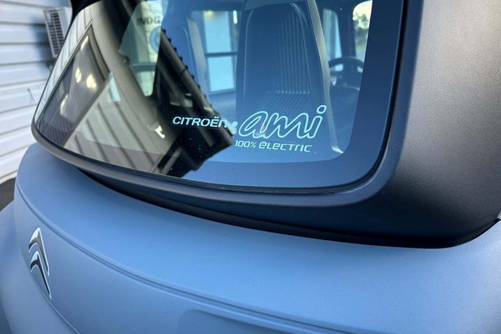 Blå Citroën Ami fra 2022 set udefra