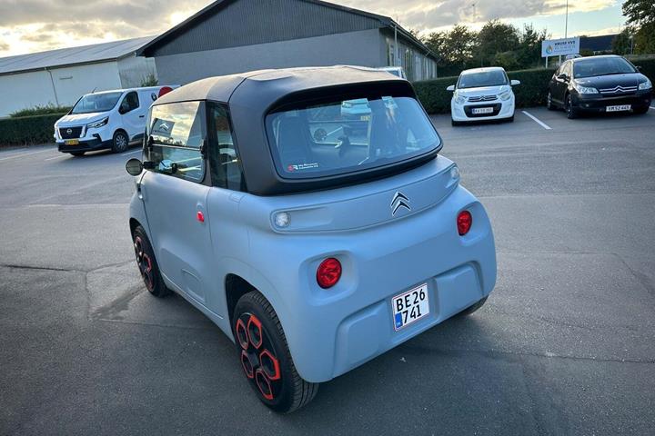 Blå Citroën Ami fra 2022 set udefra