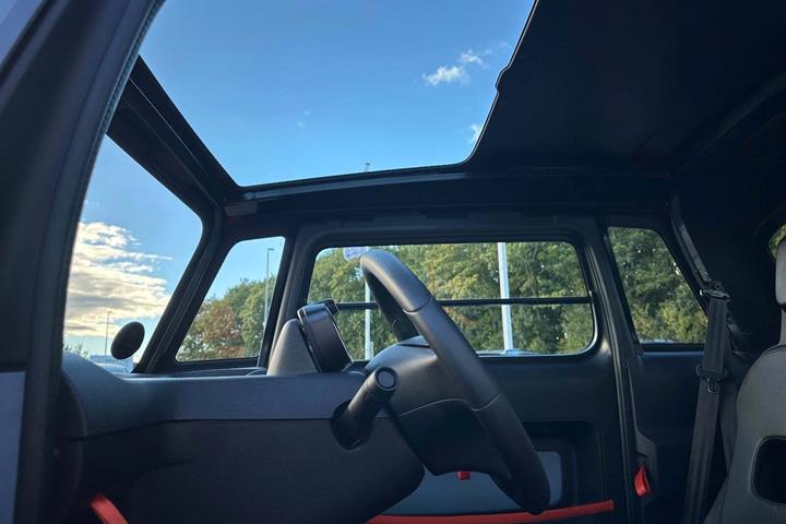 Blå Citroën Ami fra 2022 set indefra
