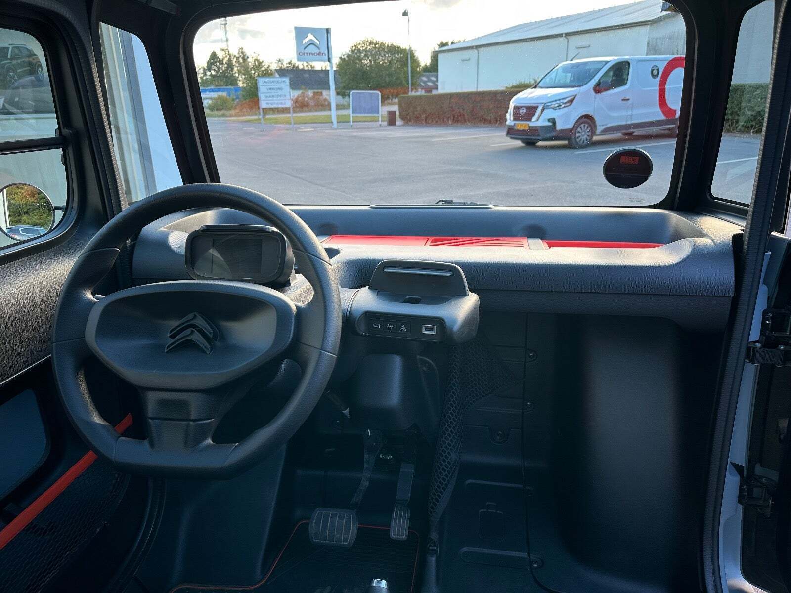 Blå Citroën Ami fra 2022 set indefra