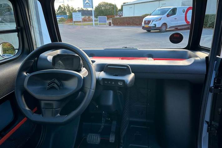 Blå Citroën Ami fra 2022 set indefra