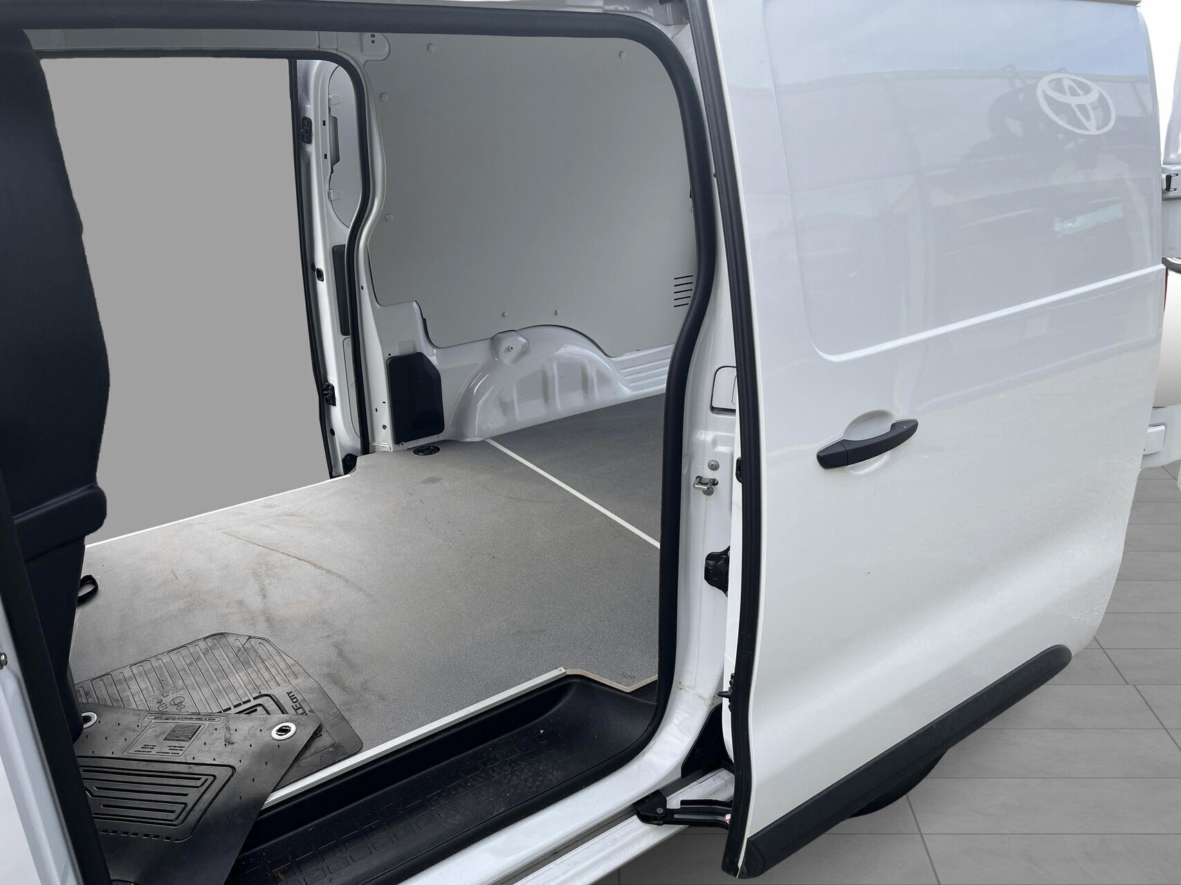 Hvid Toyota ProAce fra 2024