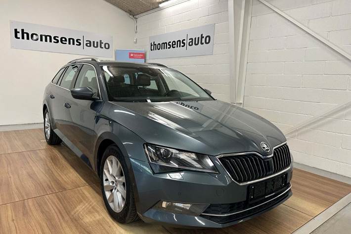 Grå Skoda Superb fra 2018 set udefra