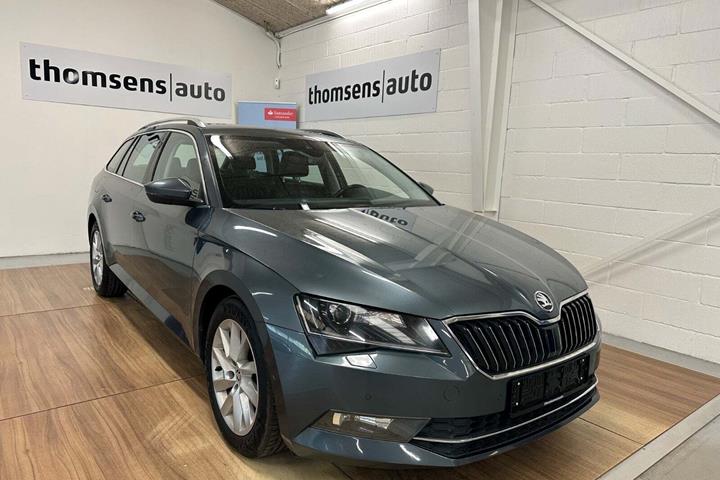 Grå Skoda Superb fra 2018 set udefra
