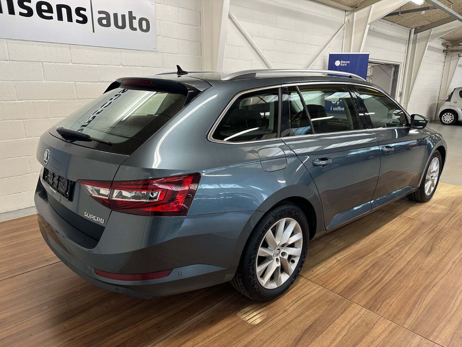 Grå Skoda Superb fra 2018