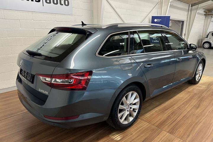 Grå Skoda Superb fra 2018