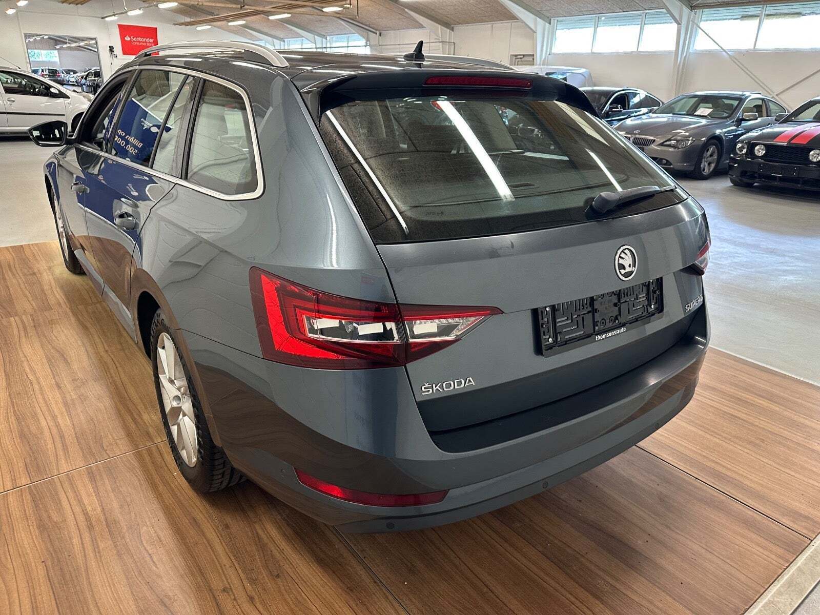 Grå Skoda Superb fra 2018