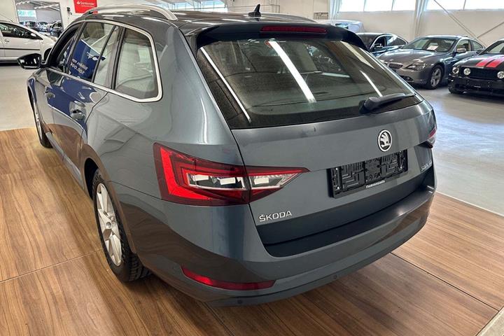 Grå Skoda Superb fra 2018