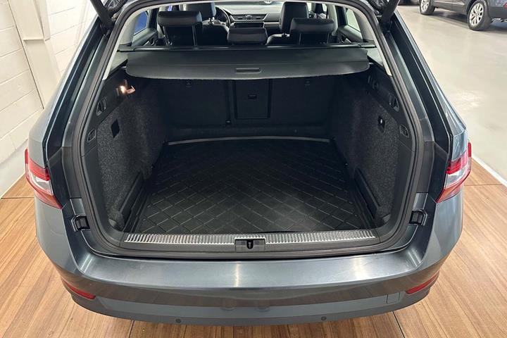 Grå Skoda Superb fra 2018 set udefra