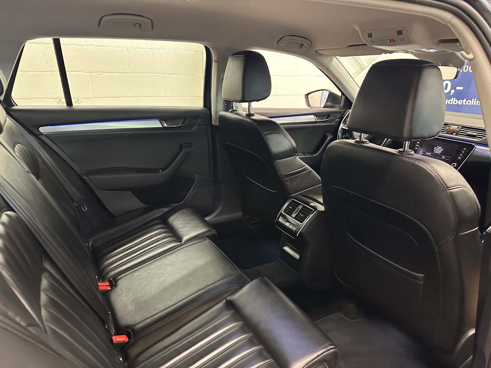 Grå Skoda Superb fra 2018
