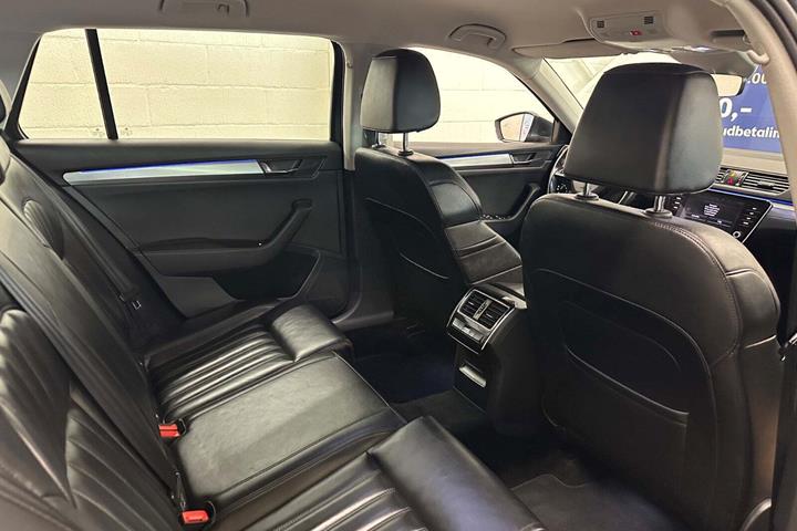 Grå Skoda Superb fra 2018