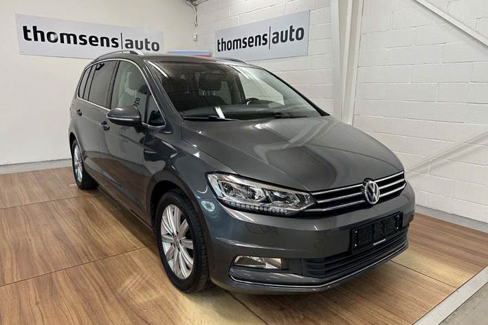 Grå VW Touran fra 2017 set udefra
