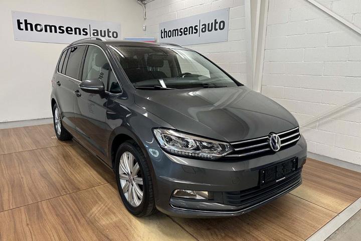 Grå VW Touran fra 2017 set udefra