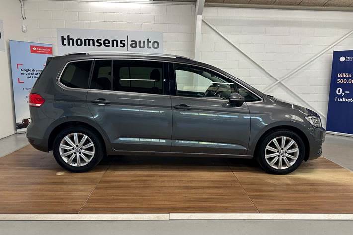 Grå VW Touran fra 2017