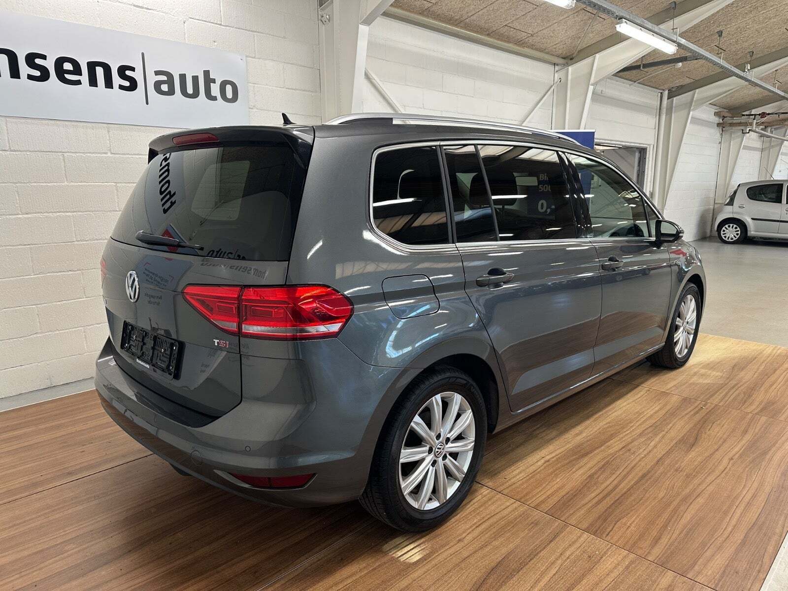 Grå VW Touran fra 2017