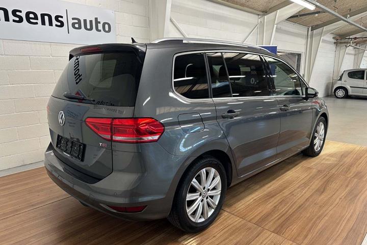 Grå VW Touran fra 2017