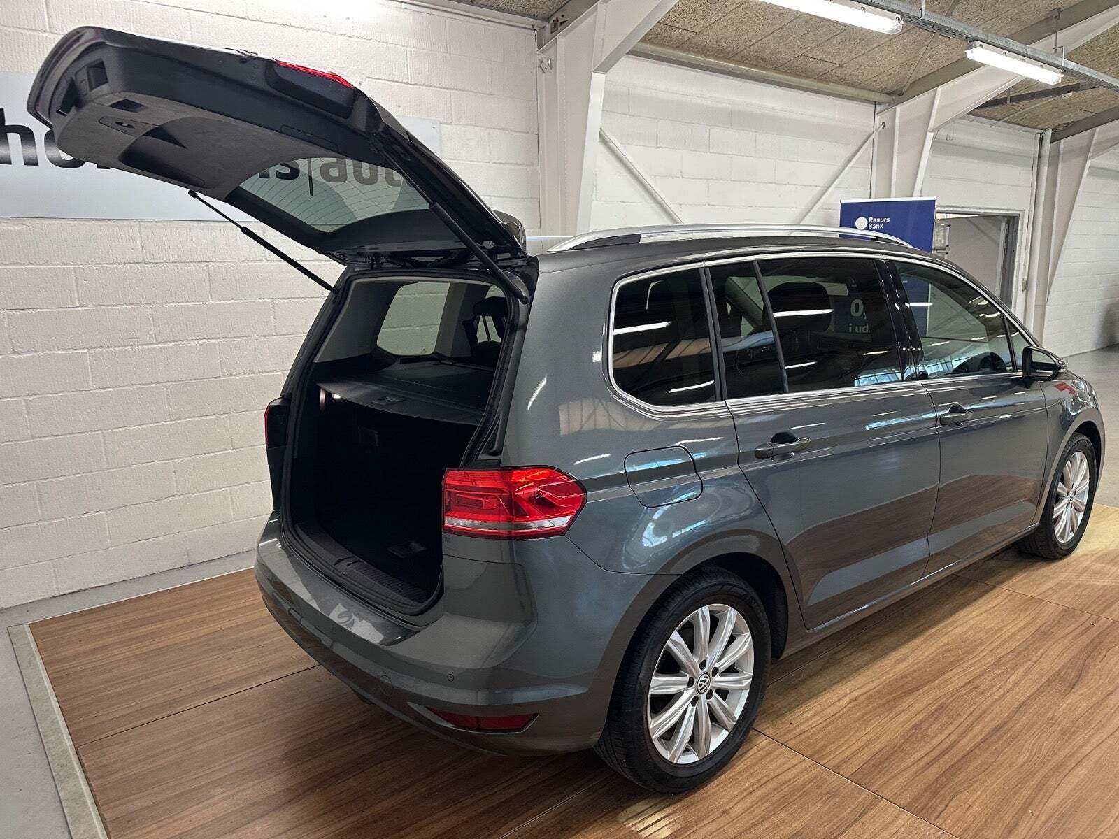 Grå VW Touran fra 2017