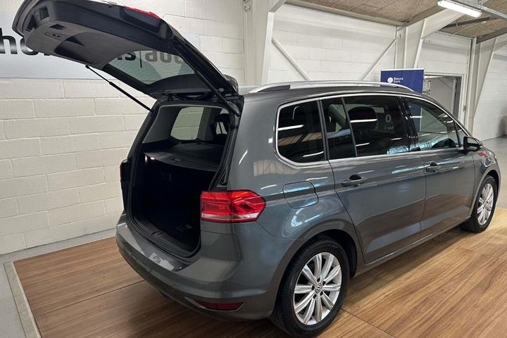 Grå VW Touran fra 2017