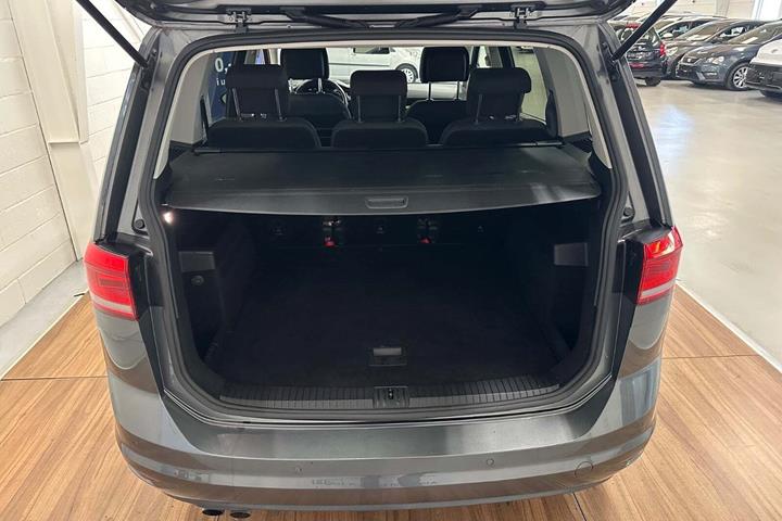 Grå VW Touran fra 2017