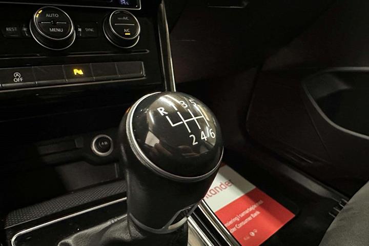 Grå VW Touran fra 2017