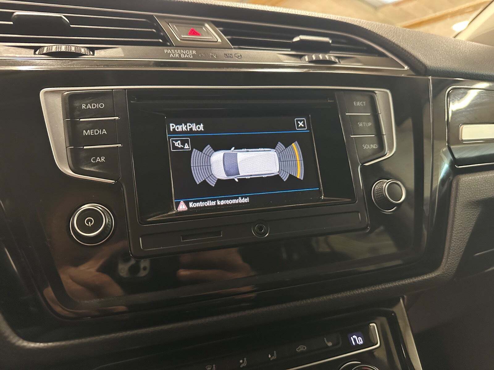 Grå VW Touran fra 2017