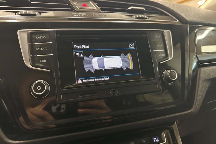 Grå VW Touran fra 2017