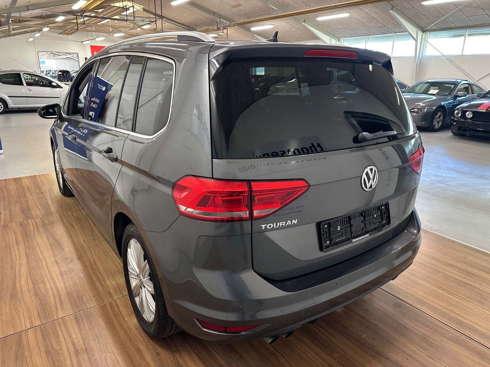 Grå VW Touran fra 2017
