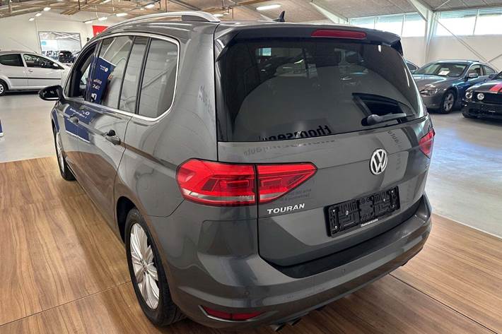 Grå VW Touran fra 2017