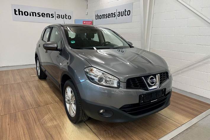 Grå Nissan Qashqai fra 2013 set udefra