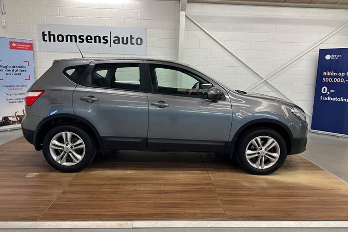 Grå Nissan Qashqai fra 2013