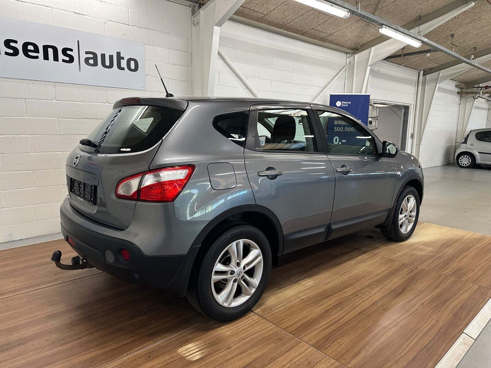 Grå Nissan Qashqai fra 2013