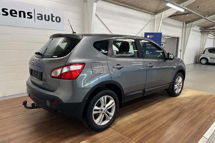 Grå Nissan Qashqai fra 2013