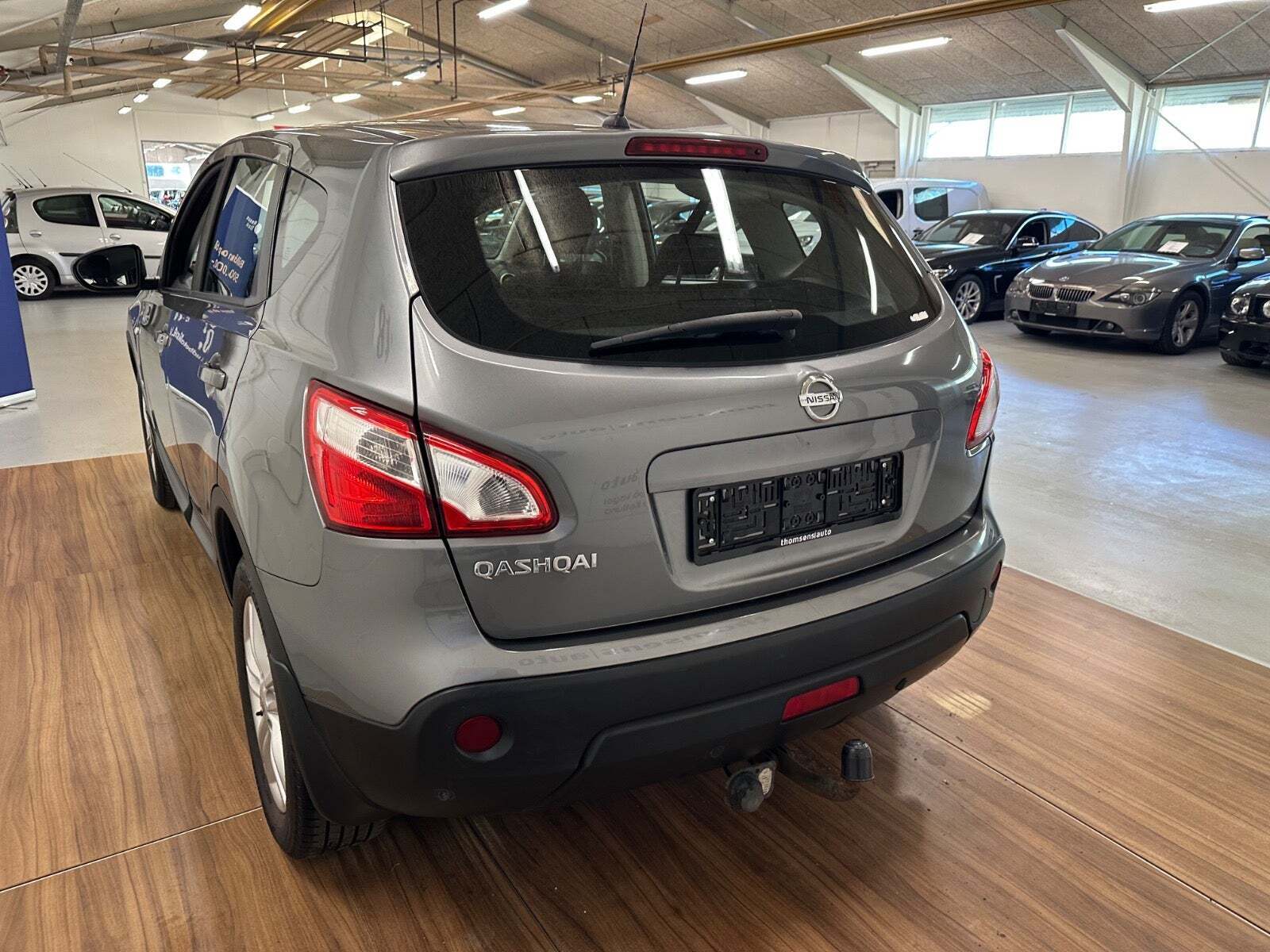 Grå Nissan Qashqai fra 2013