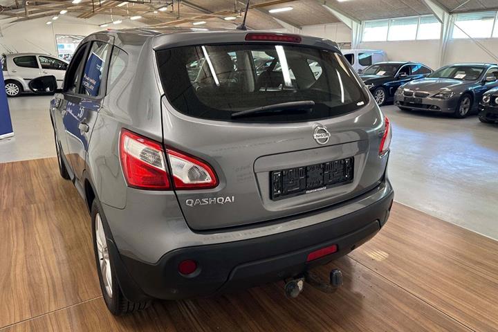 Grå Nissan Qashqai fra 2013