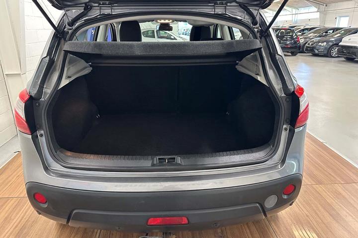 Grå Nissan Qashqai fra 2013