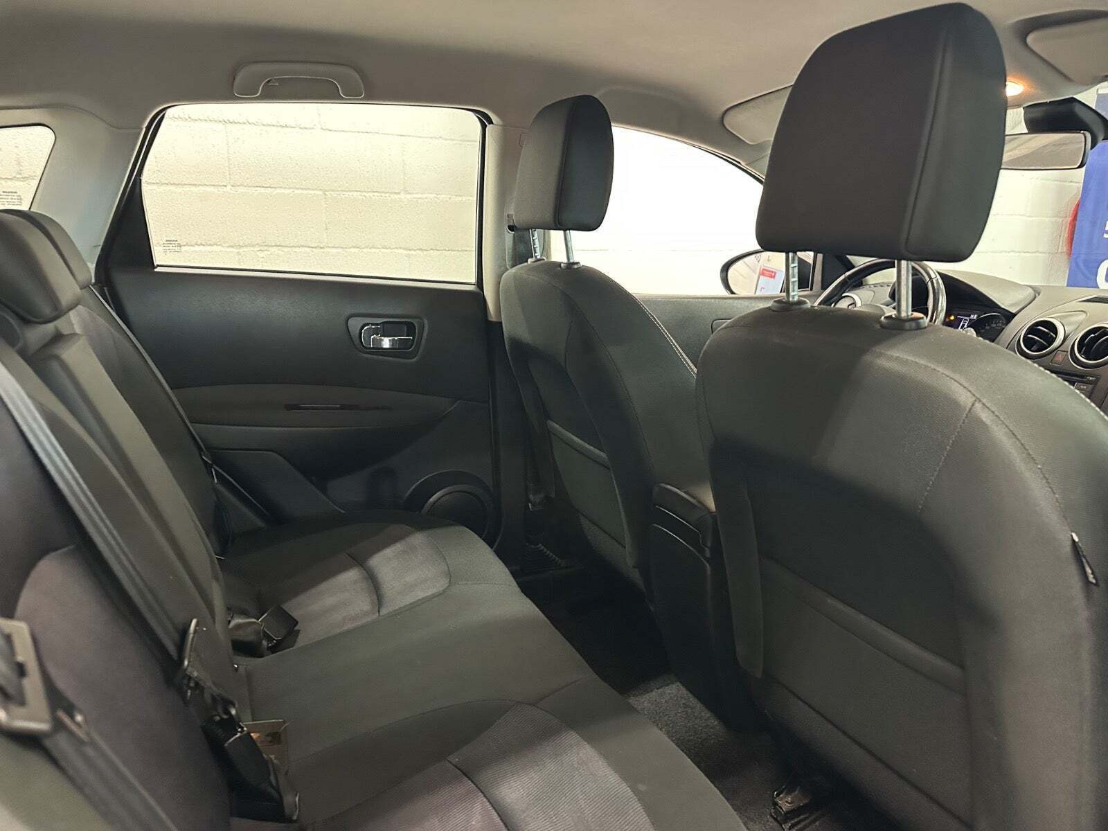 Grå Nissan Qashqai fra 2013