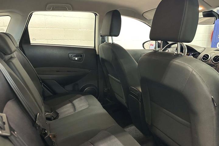 Grå Nissan Qashqai fra 2013