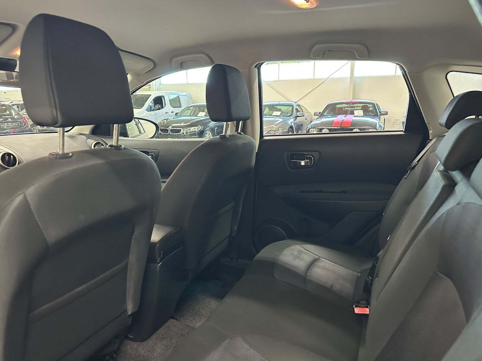 Grå Nissan Qashqai fra 2013