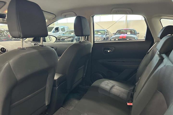 Grå Nissan Qashqai fra 2013