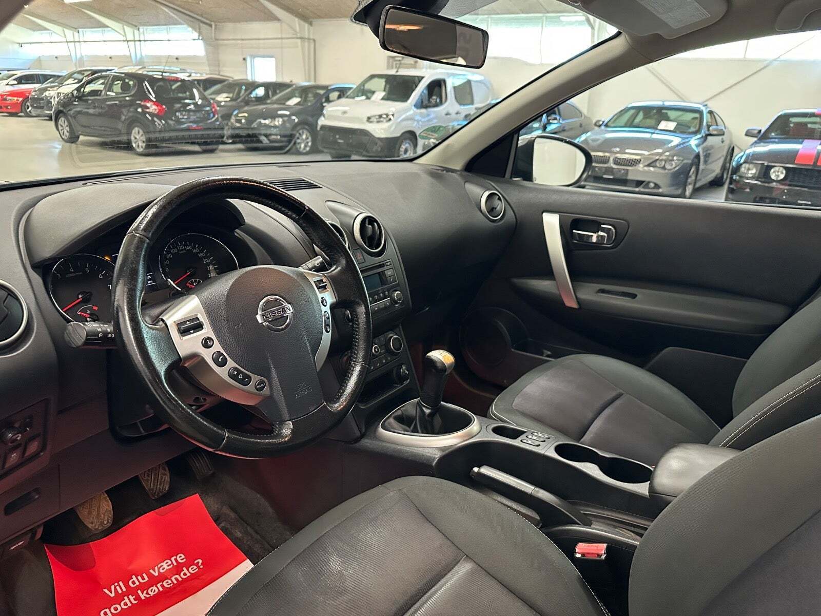 Grå Nissan Qashqai fra 2011