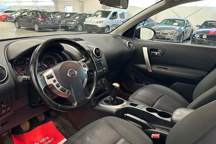 Grå Nissan Qashqai fra 2013