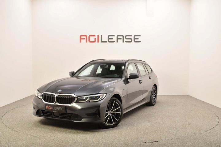 Grå BMW 330e fra 2020 set udefra
