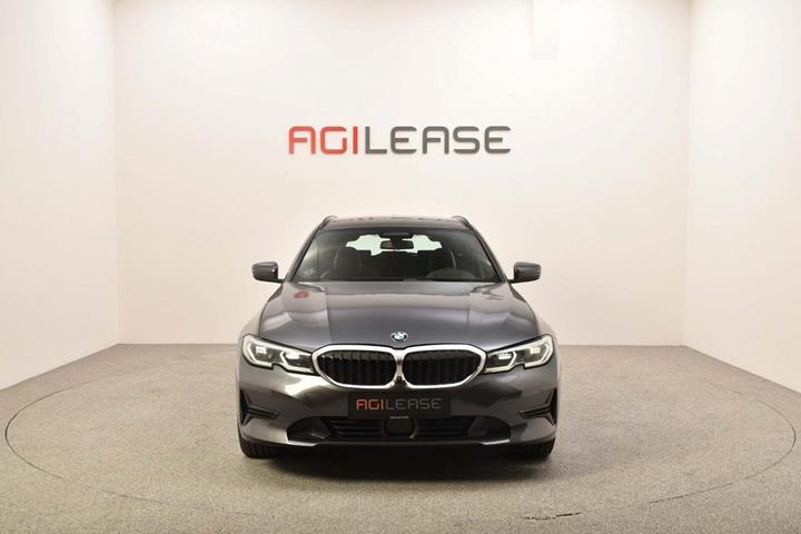 Grå BMW 330e fra 2020