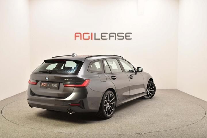 Grå BMW 330e fra 2020