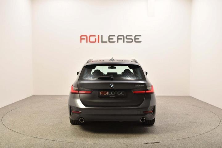 Grå BMW 330e fra 2020