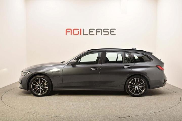 Grå BMW 330e fra 2020