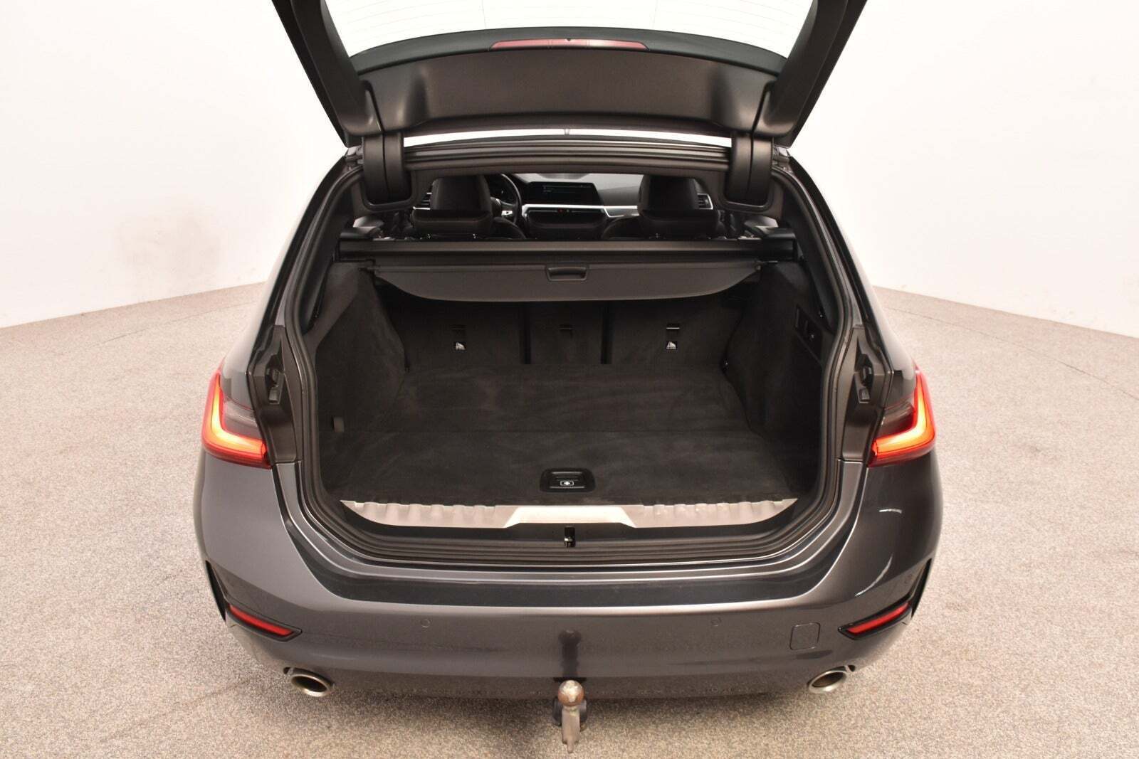 Grå BMW 330e fra 2020