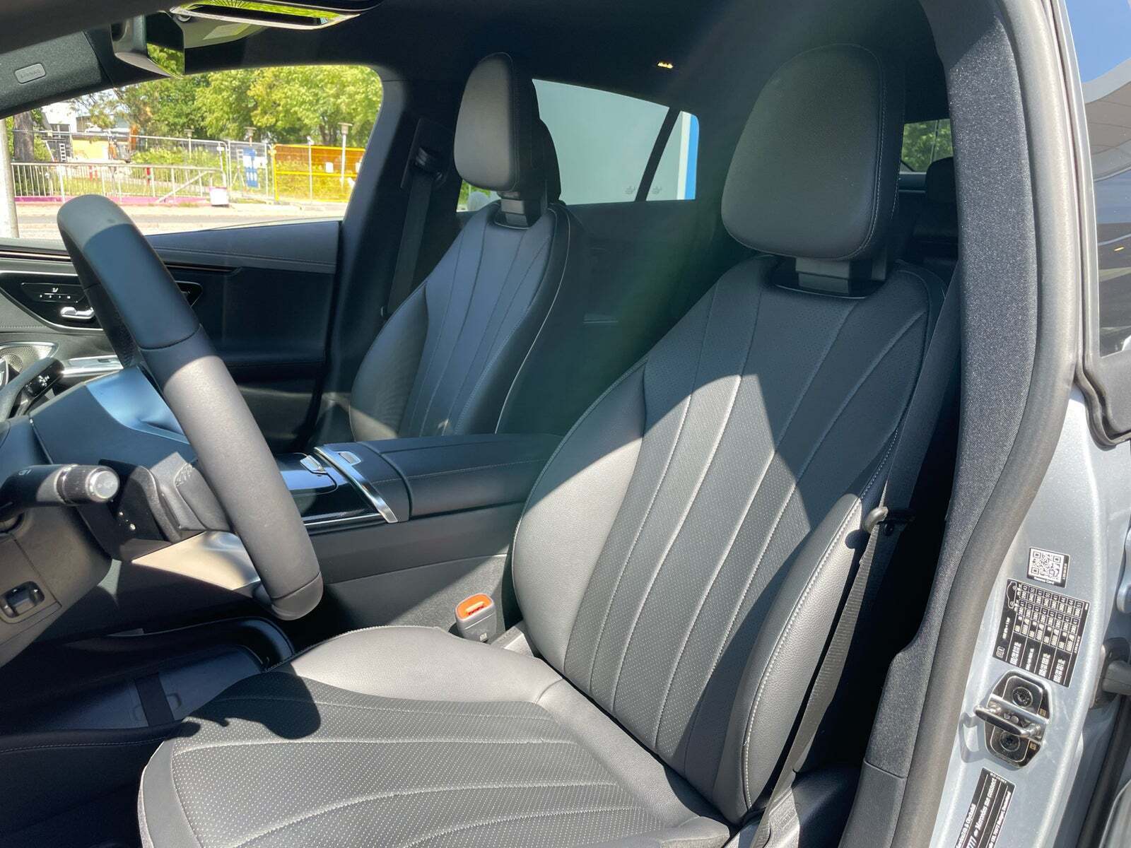 Sølv Mercedes EQE300 fra 2023