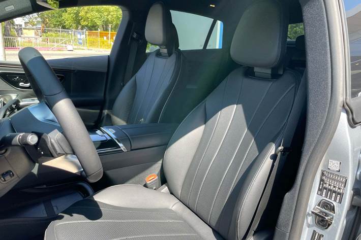 Sølv Mercedes EQE300 fra 2023