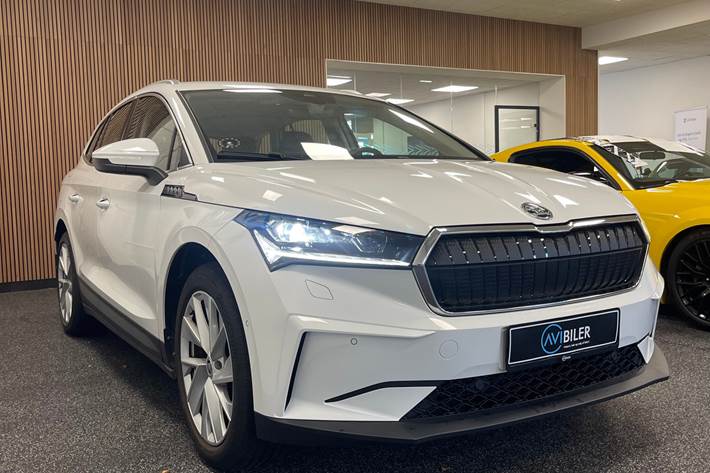 Hvid Skoda Enyaq fra 2022